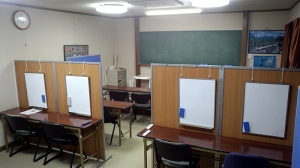 �p�[�e�V�����ŋ�؂�ꂽ����